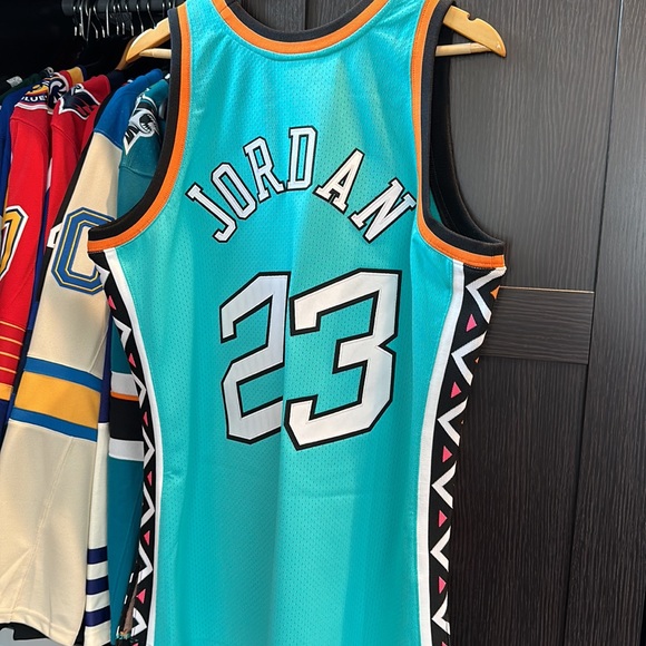 Mitchell & Ness East All Star Chicago Bulls '96 Michael Jordan #23 Teal Jersey - Picture 6 of 13